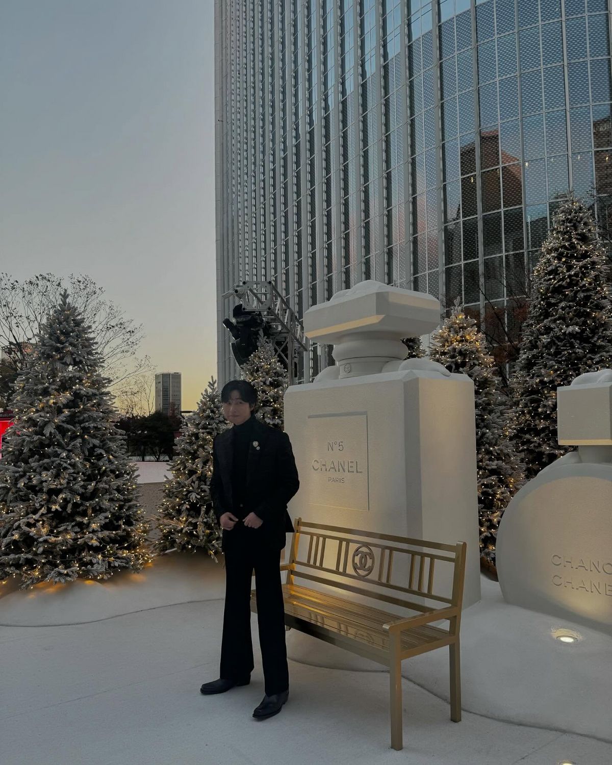 트위드 수트에 검정 터틀넥 니트를 레이어드한 박서준 / 출처 인스타그램 @bn_sj2013