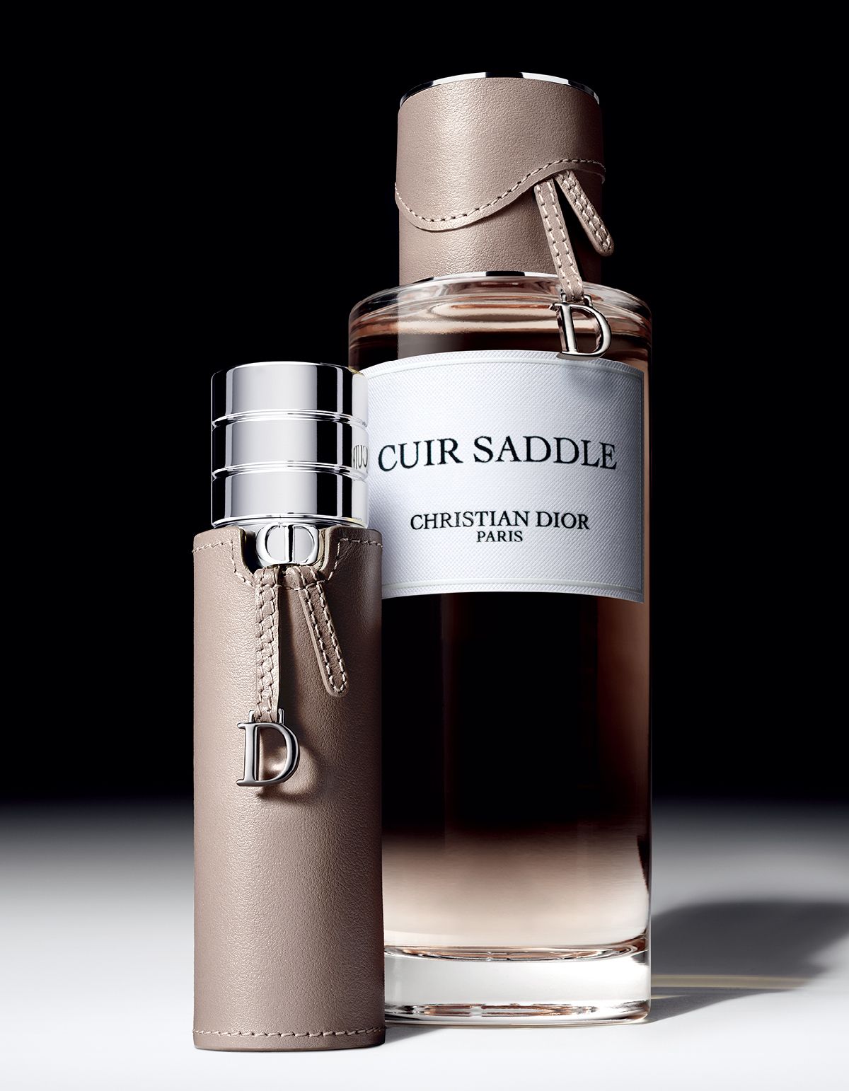 부드러운 레더 질감과 실루엣, 아이코닉한 로고 디테일이 새들 백의 정체성을 완성한 트래블 스프레이와 케이스, 꾸뛰르 캡. (별도구매 가능)