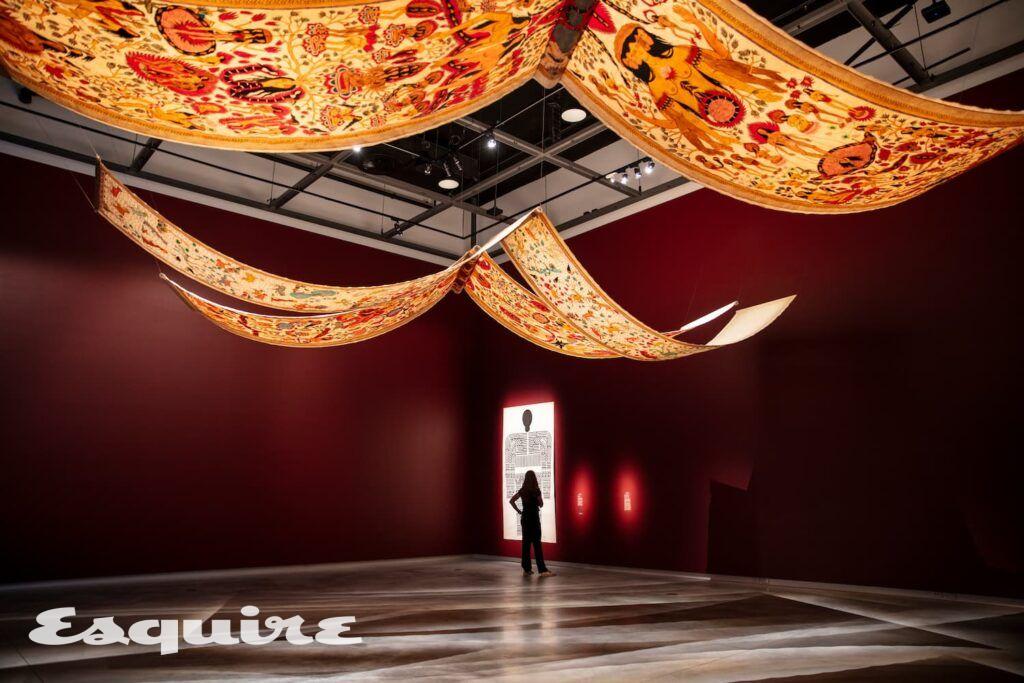 제 24회 시드니 비엔날레 'Timur Merah Project XI: Bedtime Story' 설치 전경. PHOTO David James.