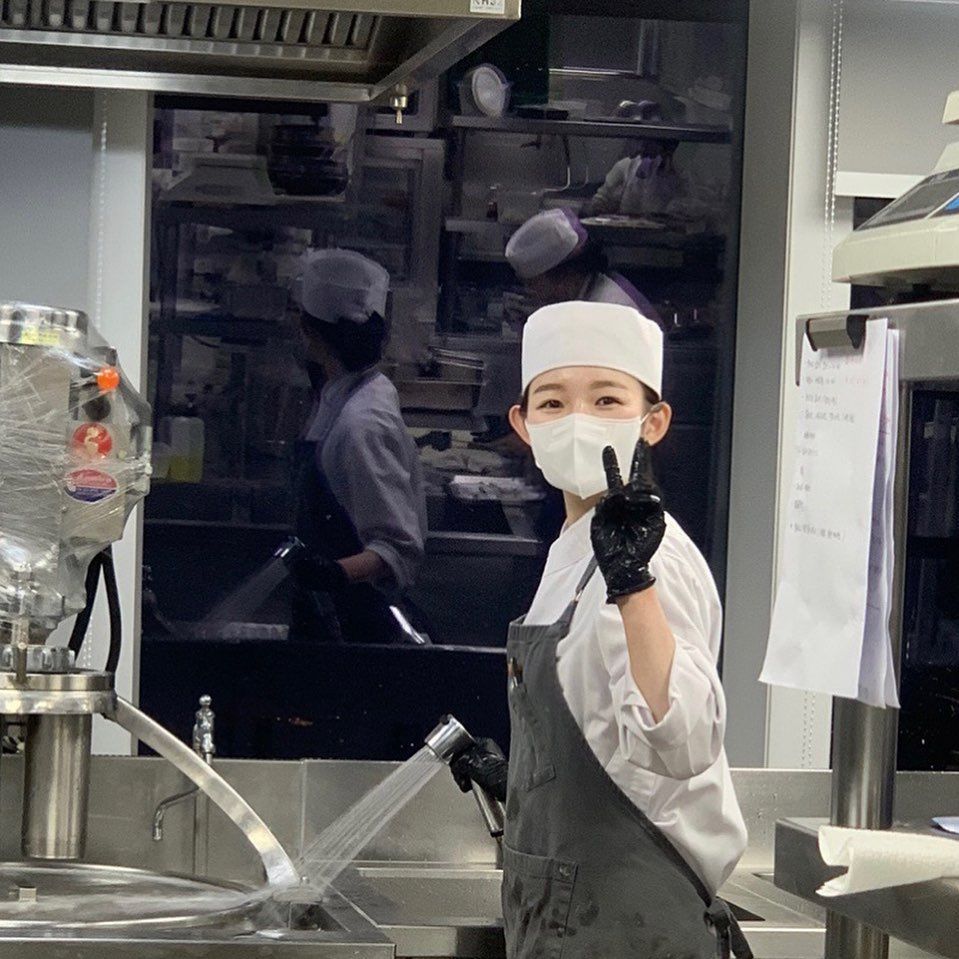 아기맹수 김시현 셰프는 필박스 모자를 썼다. 그녀도 그랑토크를 쓸 날이 얼마 남지 않았다 / 이미지 출처 : 인스타그램 @_hyeonsi 