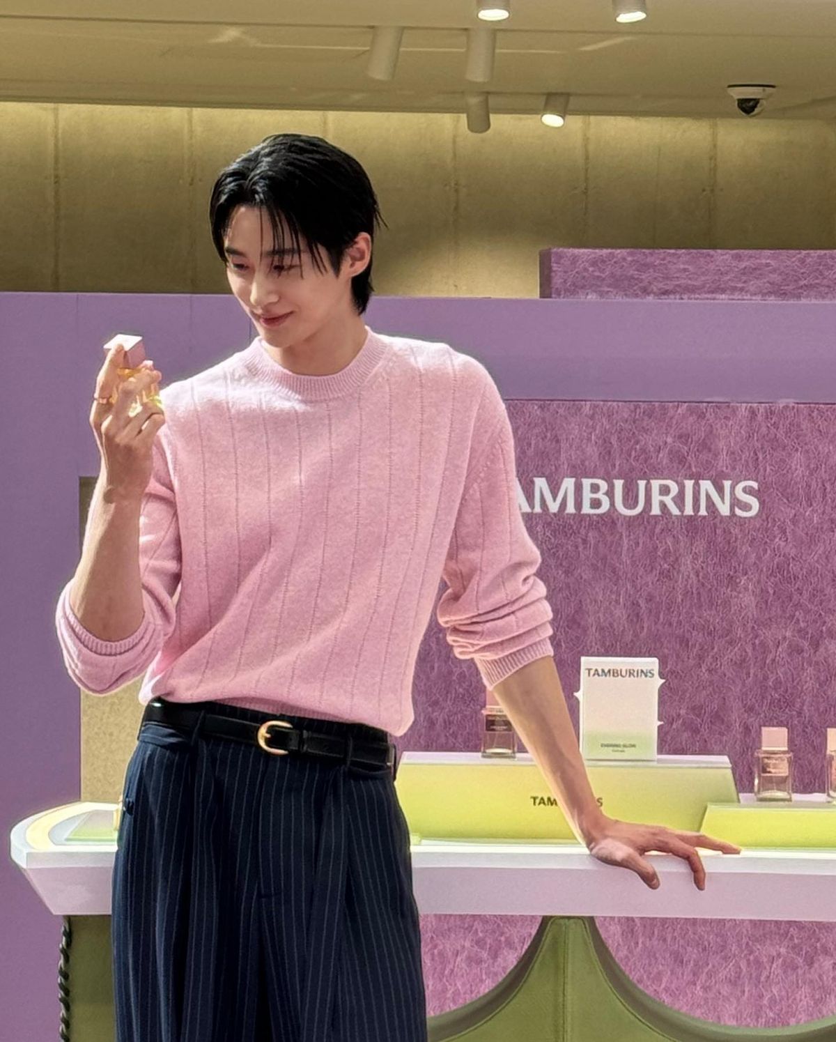 핑크도 얼마든지 포멀하게 연출할 수 있다는 걸 보여주는 변우석의 룩 / 출처: 인스타그램 @byeonwooseok