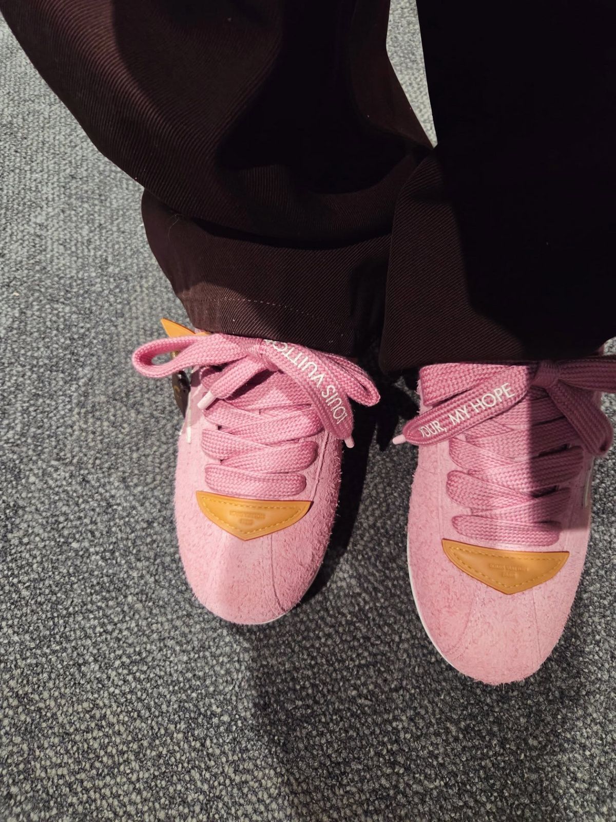 핑크 스니커즈와 백으로 겨울 룩에 생기를 더한 제이홉 / 출처: 인스타그램 @uarmyhope