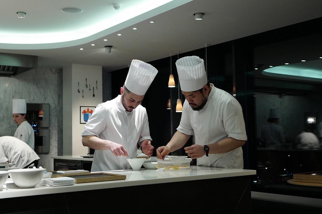 덴마크 미쉐린 3 스타 레스토랑 제라늄(Geranium) 에서 셰프 드 파르티 즉, 섹션 셰프를 맡았던 요리괴물 이하성 셰프 / 이미지 출처 : 인스타그램 @hasunglee 