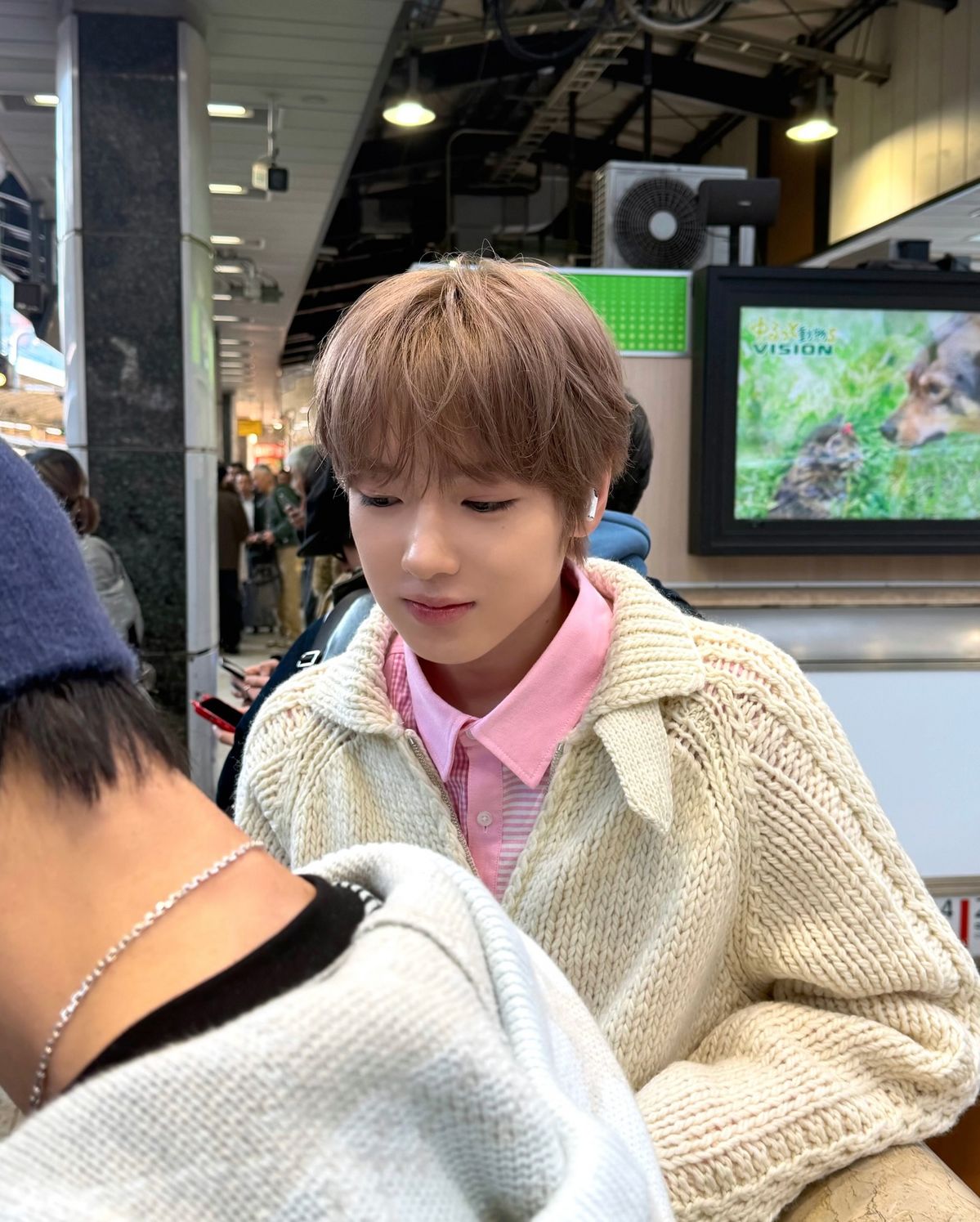 니트 카디건 안에 위트 넘치는 핑크 셔츠를 매치한 사쿠야 / 출처: 인스타그램 @nctwish_official