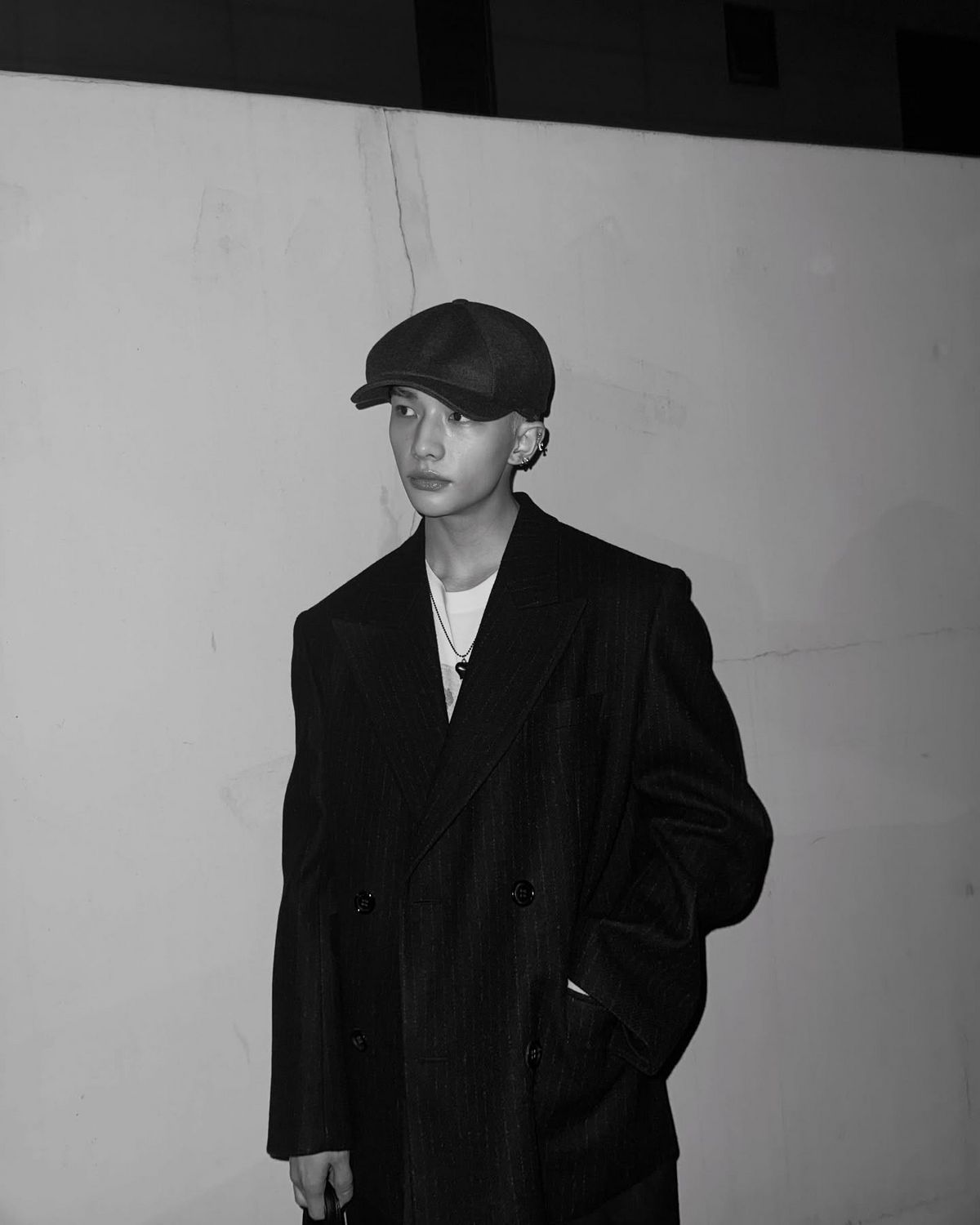 심플한 착장에 뉴스보이캡으로 포인트를 준 현진 / 출처: @hynjinnnn