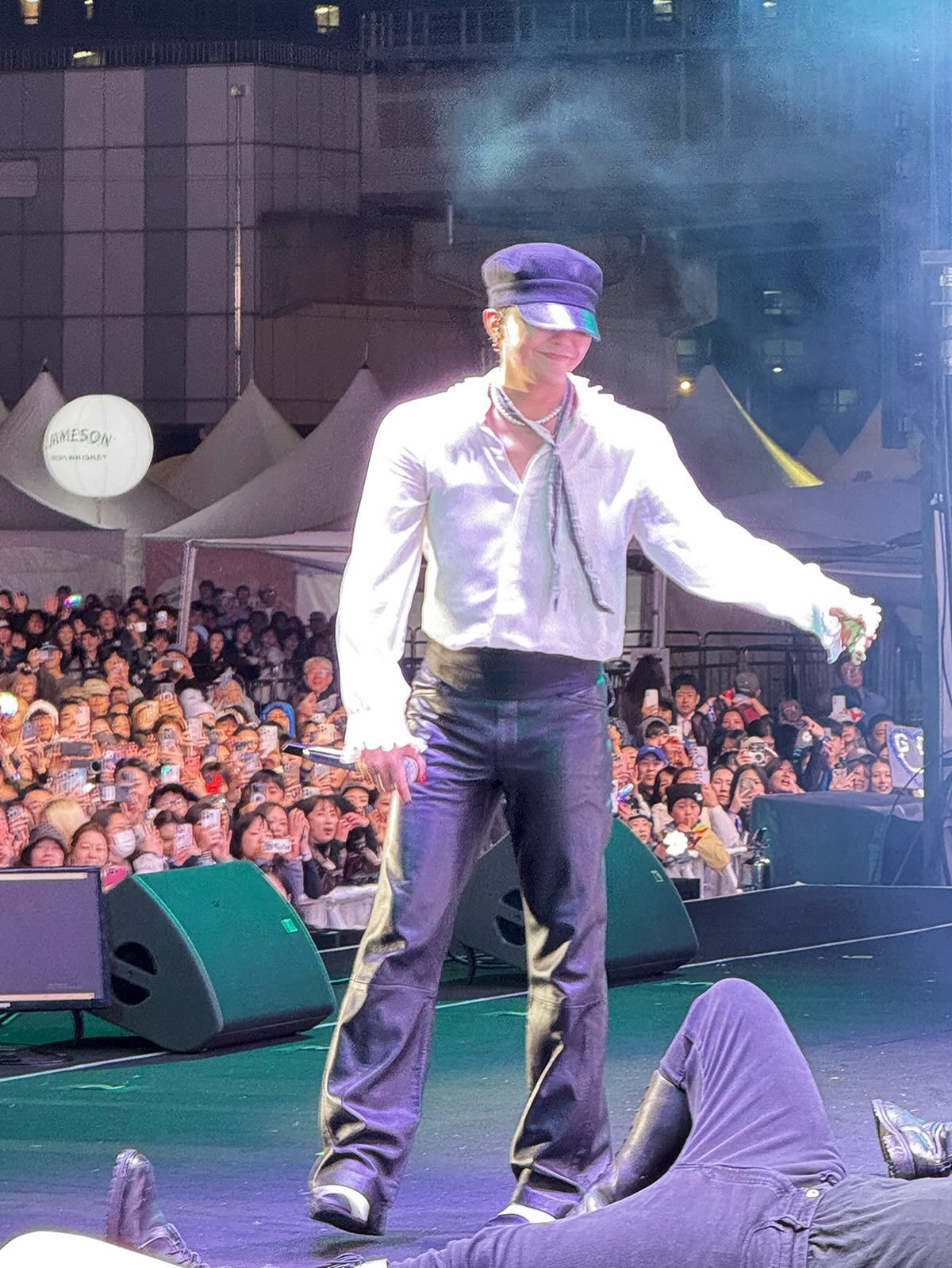 뉴스보이캡을 푹 눌러써 편안하면서도 드레시한 룩을 연출한 지디 / 출처: 인스타그램