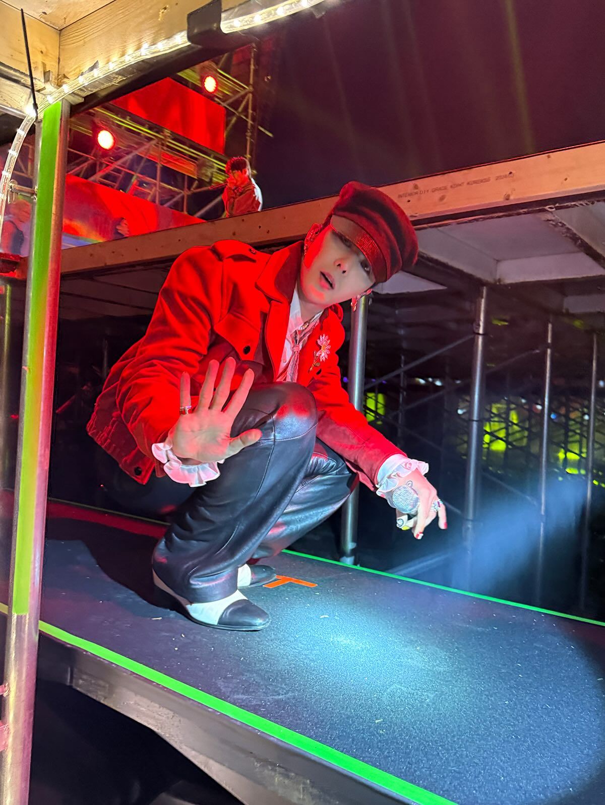 뉴스보이캡을 푹 눌러써 편안하면서도 드레시한 룩을 연출한 지디 / 출처: 인스타그램