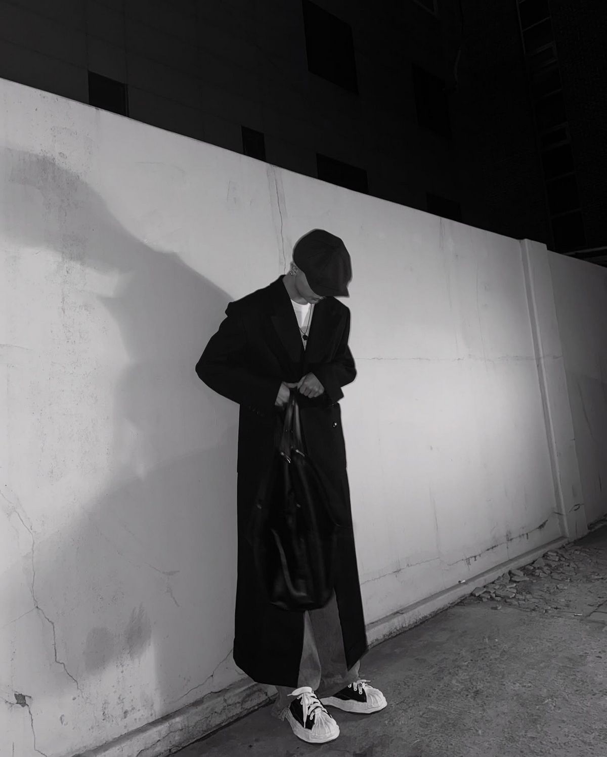 심플한 착장에 뉴스보이캡으로 포인트를 준 현진 / 출처: @hynjinnnn