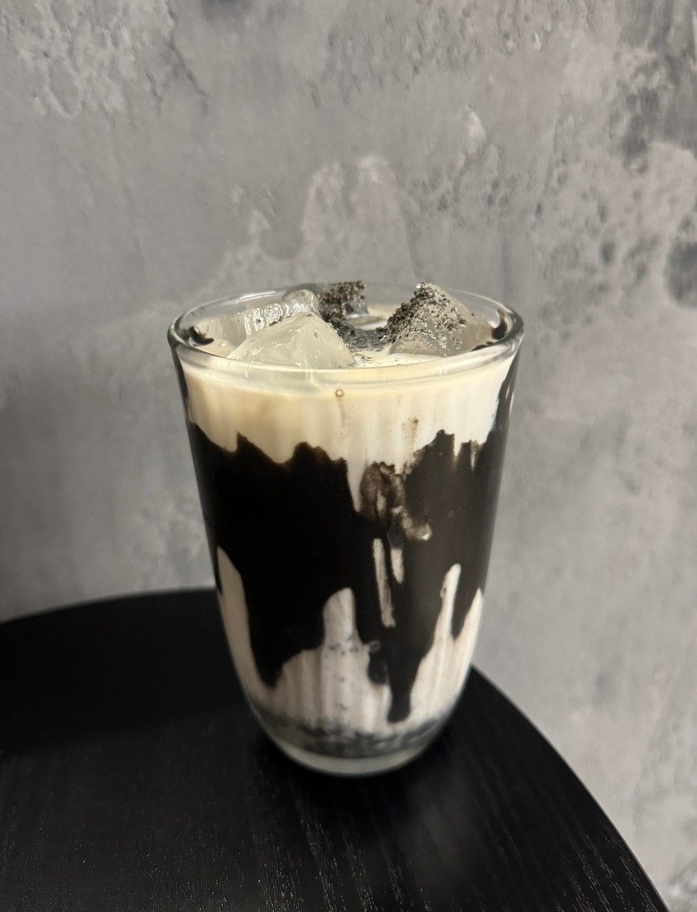 부드러운 크림과 진한 라떼의 조화 디프커피온더바 흑임자 라떼/ 이미지 출처: 네이버지도 업체 등록