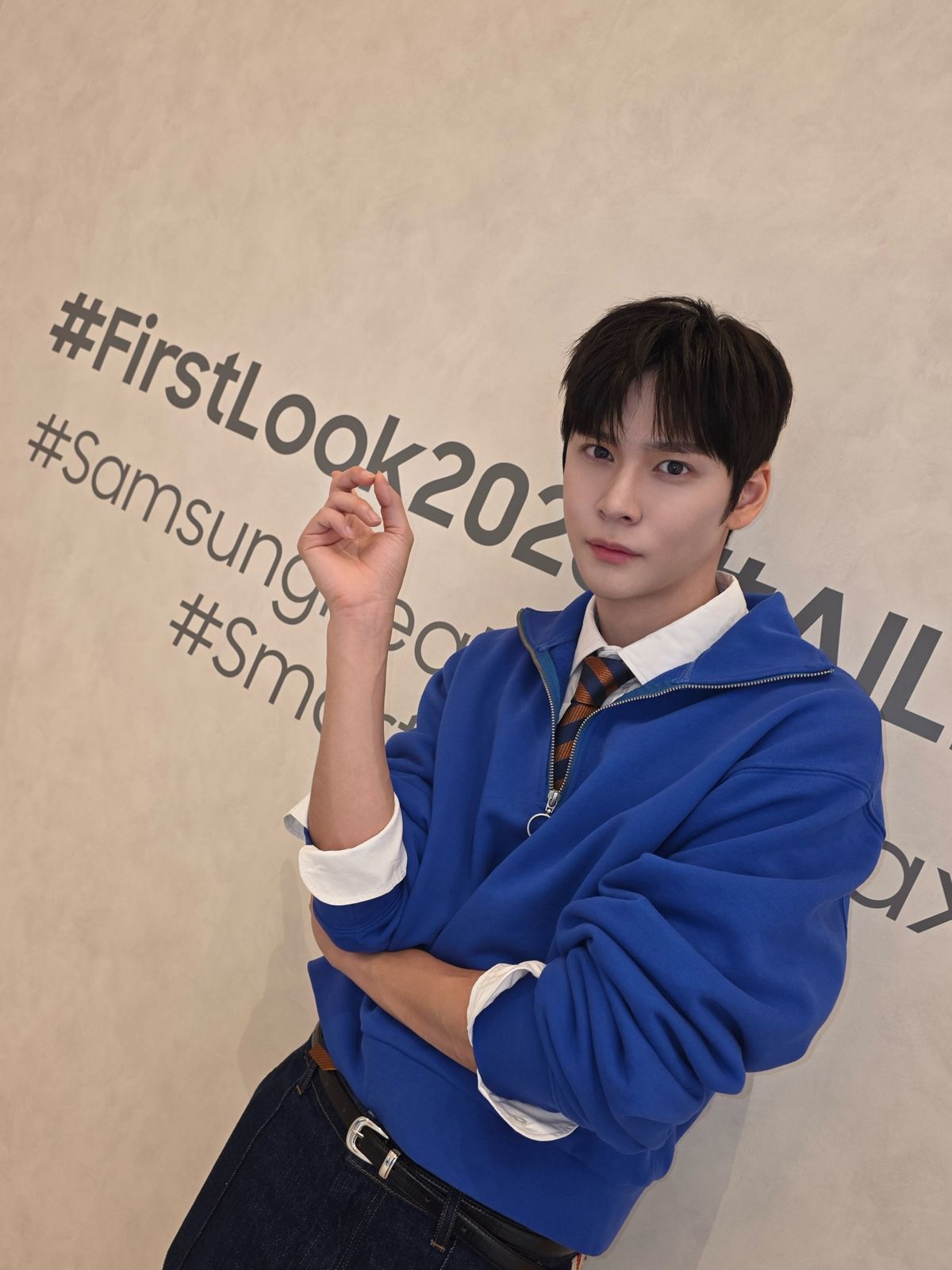 코발트블루 쿼터 집업으로 클래식함과 캐주얼함을 모두 잡았다 / 출처: 인스타그램 @riize_official 