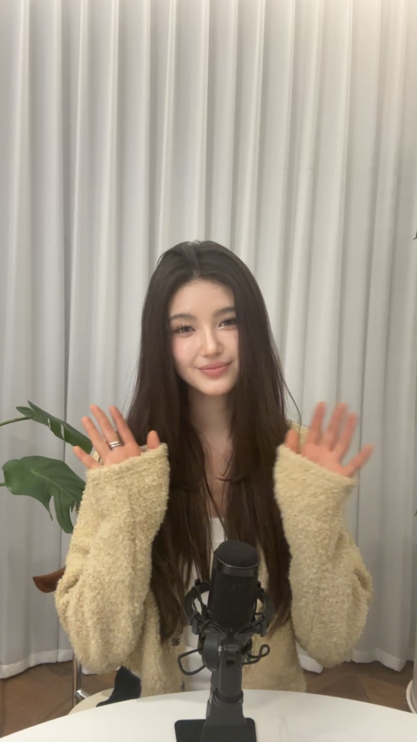 뉴진스 다니엘 라이브 방송 / 출처: 인스타그램 @dazzibelle