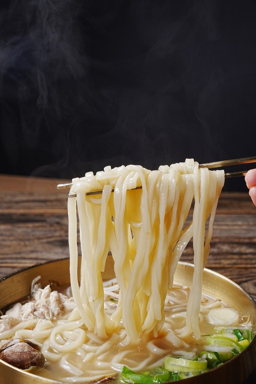 18가지 재료를 넣고 푹 끓인 화목칼국수 / 이미지 출처: 가게 SNS