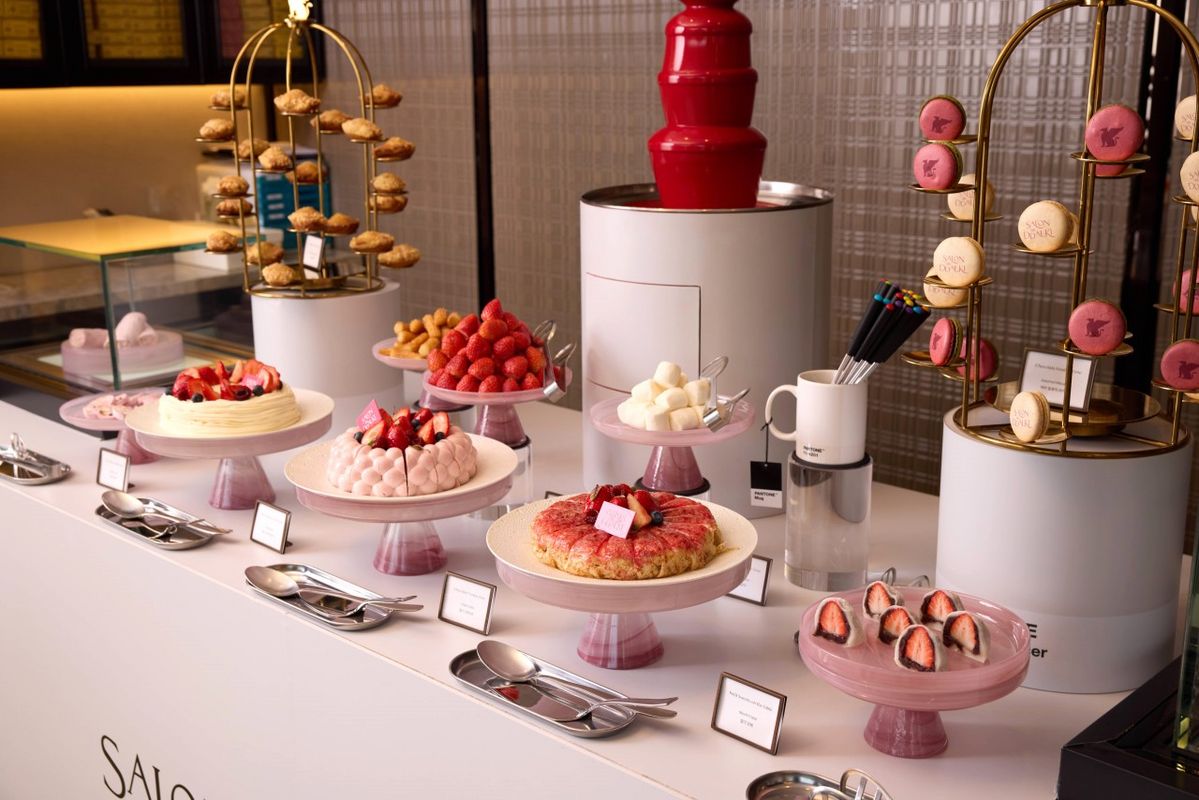 2026 올해의 컬러 'Cloud Dancer'로 꾸며진 JW메리어트 동대문 스퀘어 서울 더 라운지 딸기 뷔페/ 이미지 출처: 네이버지도 업체 등록