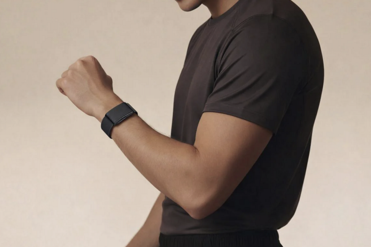 웨어러블 스트랩을 차고 있는 모습. / 출처 Speediance