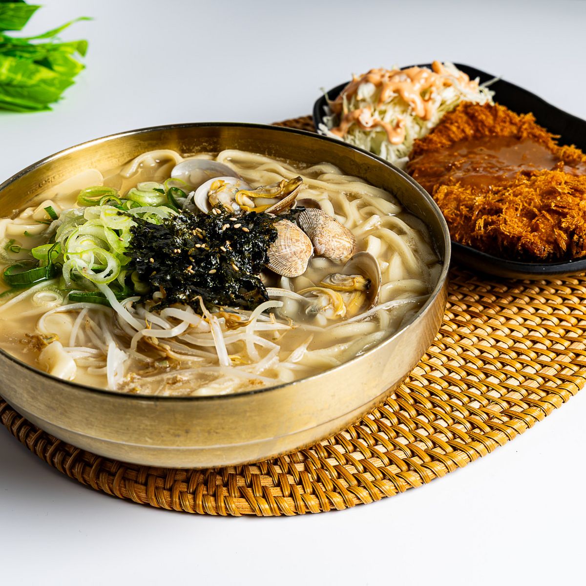 18가지 재료를 넣고 푹 끓인 화목칼국수 / 이미지 출처: 가게 SNS