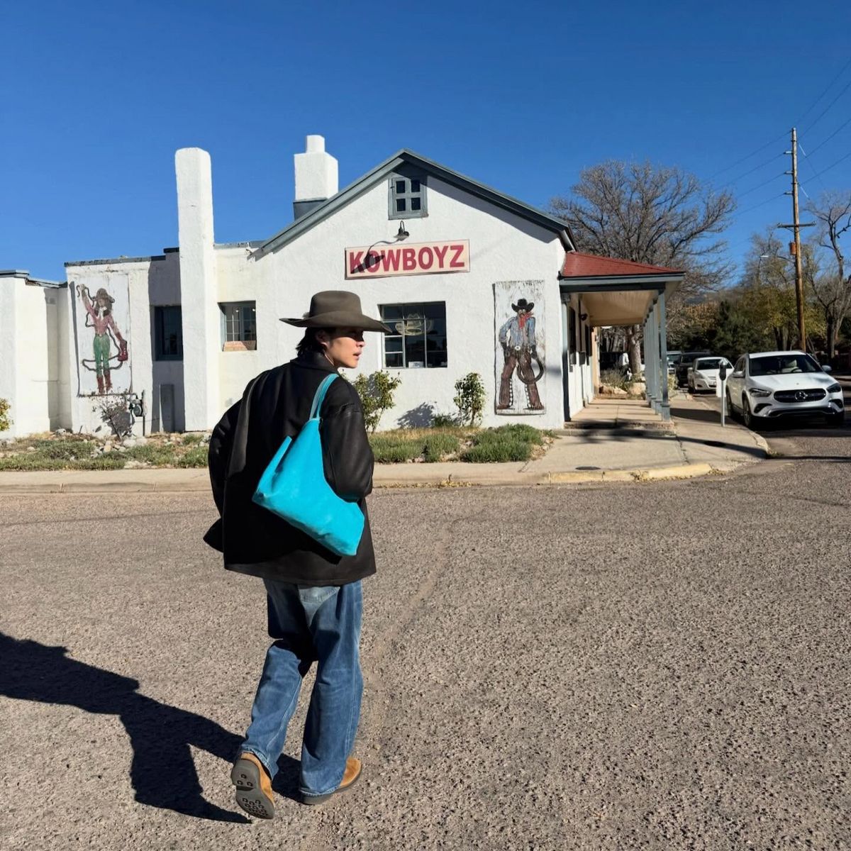 이종원은 블루 컬러 토트백으로 다양한 스타일을 선보였다/ 출처: 인스타그램