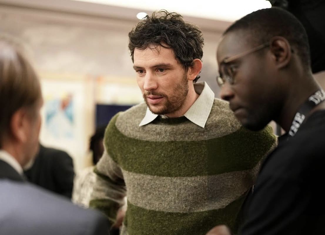 DEADLINE CONTENDERS : LONDON에서 스트라이프 스웨터를 착용한 조쉬 오코너 /이미지 출처 : DEADLINE