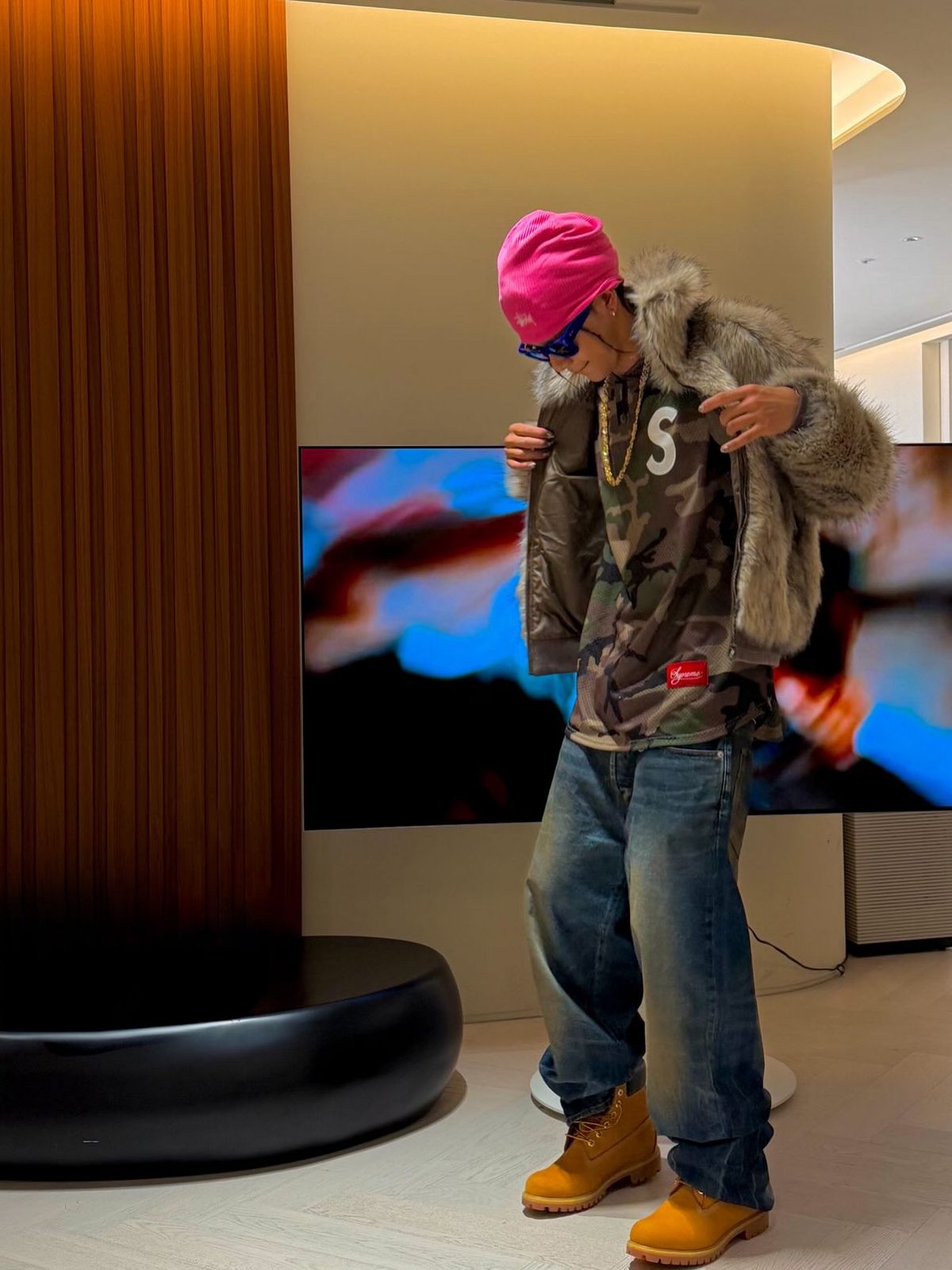 카모플라주 티셔츠에 핫핑크 비니를 매치한 타잔 / 출처: 인스타그램