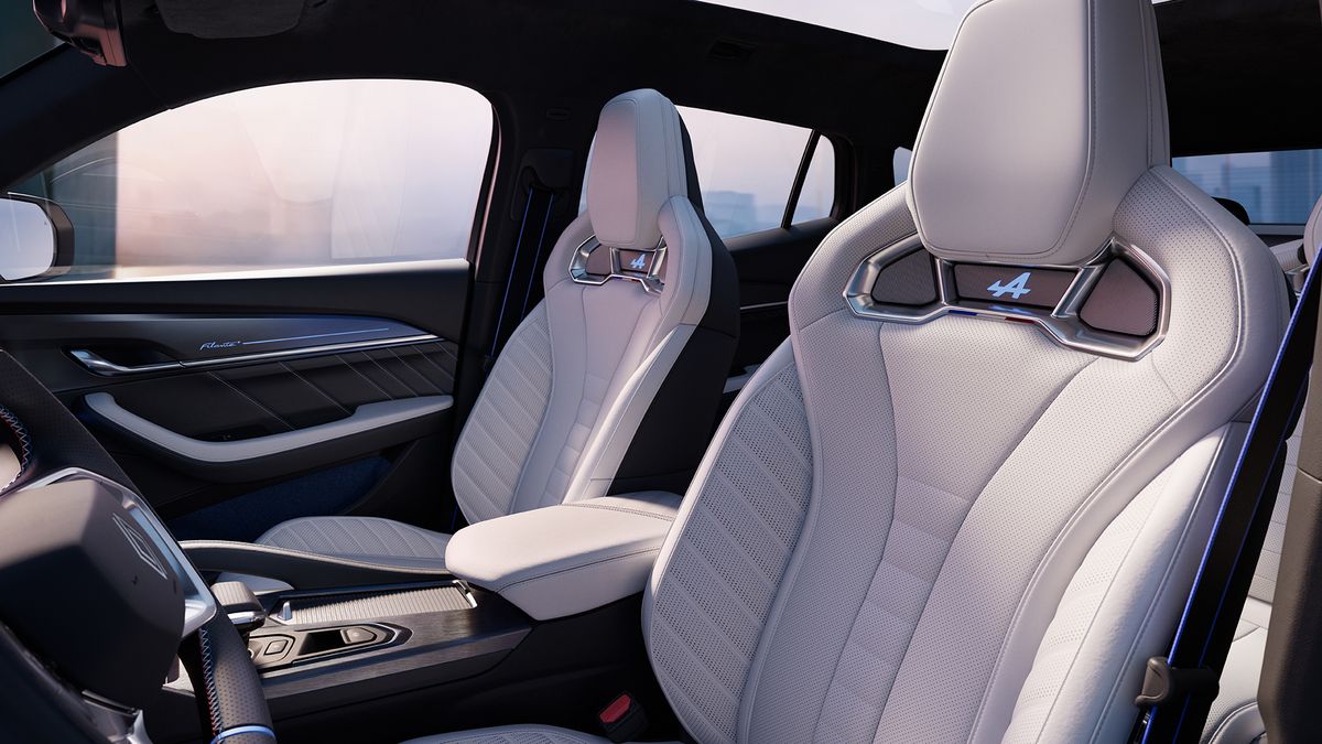 알핀의 고성능 감성이 느껴지는 일체형 시트.