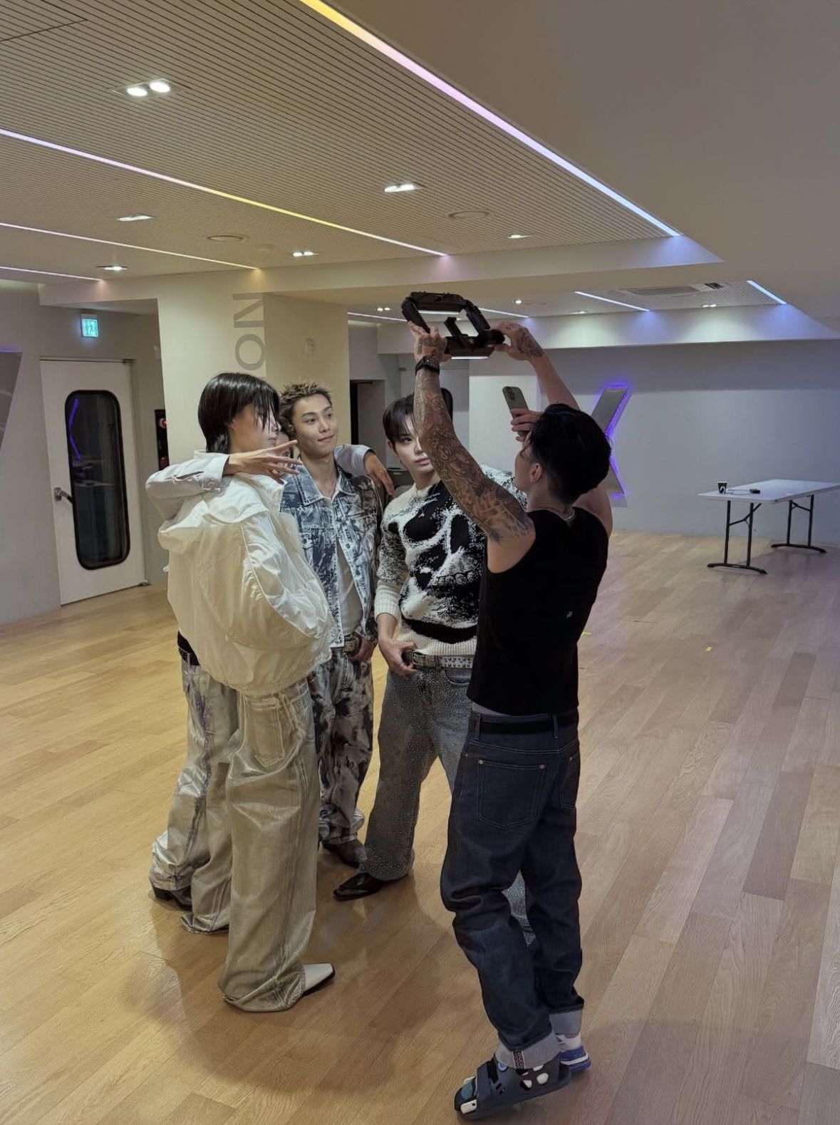 연습실에서 롱샷 멤버들과 함께 있는 박재범 / 사진 출처: @moresojuplease