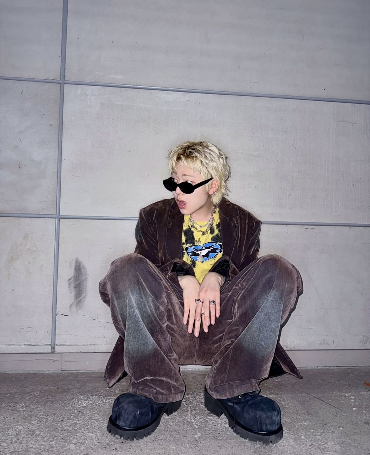 공연 후 건물 뒤편에서 사진을 찍은 지코 / 이미지 출처: 인스타그램 @woozico0914 