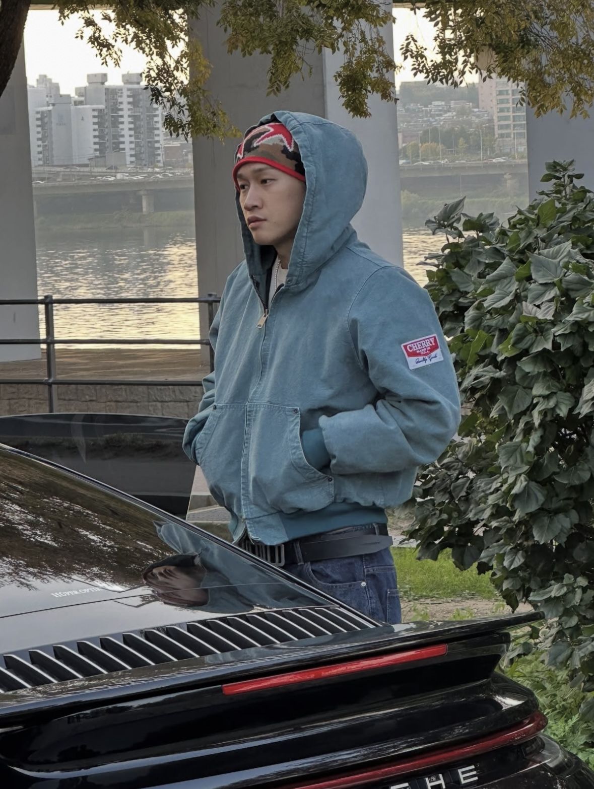 체리엘에이의 후디드 캔버스 워크 자켓을 입고 사진을 찍은 크러쉬 / 이미지 출처: @crush9244