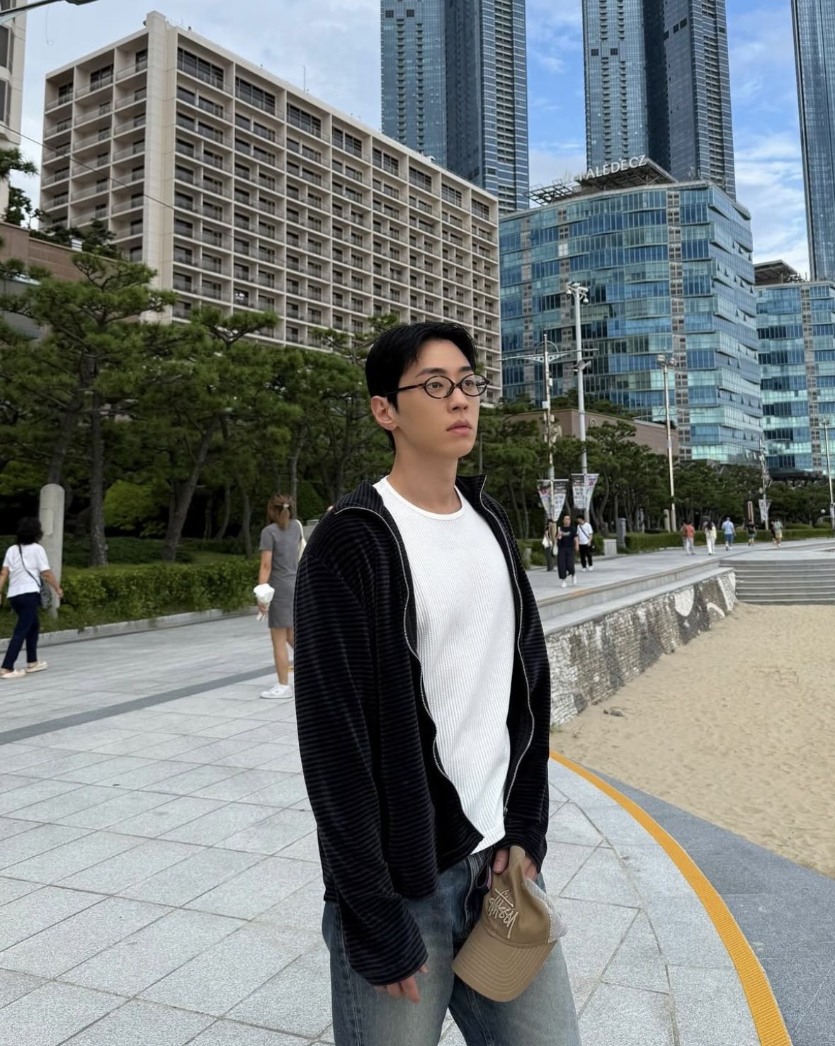 부산 해운대에서 집업을 입고 사진을 찍은 그레이 / 이미지 출처: 인스타그램 @callmegray