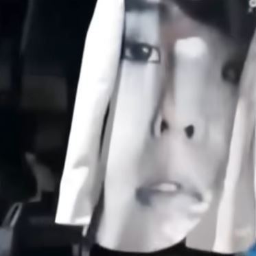 지드래곤 얼굴이 새겨진 무대 의상 / 이미지 출처: SBS <The 빅뱅쇼>