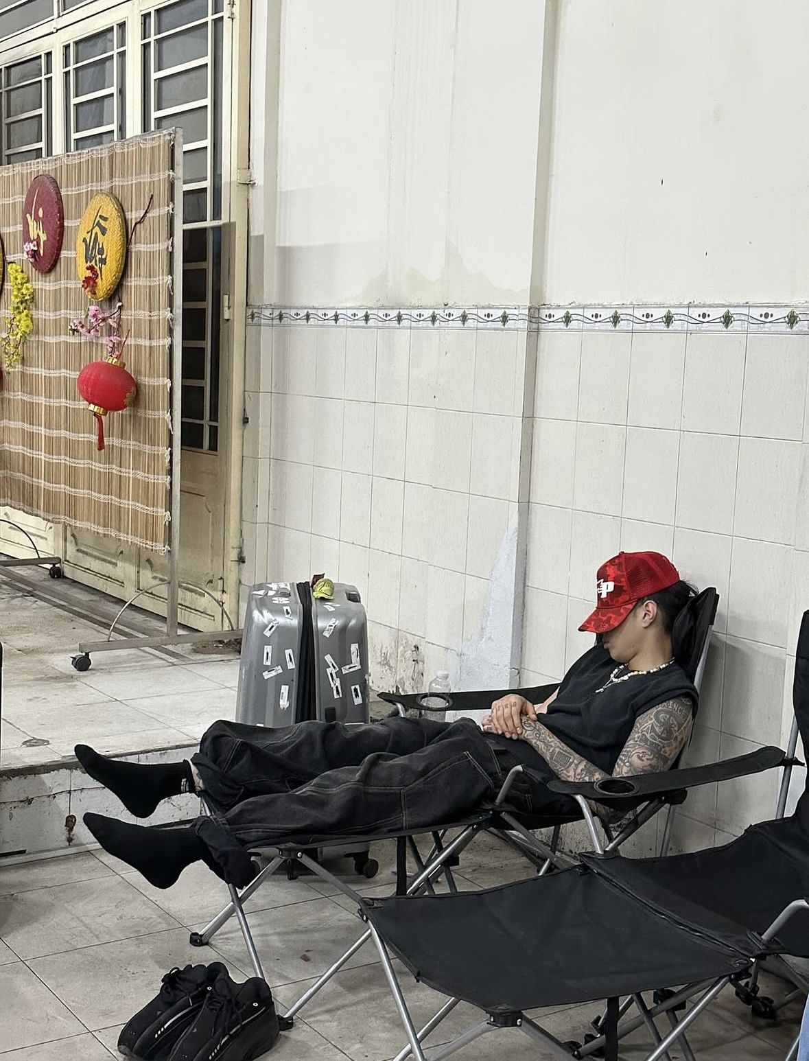 레드 컬러의 캡을 쓰고 누워 자고 있는 박재범 / 사진 출처: @moresojuplease