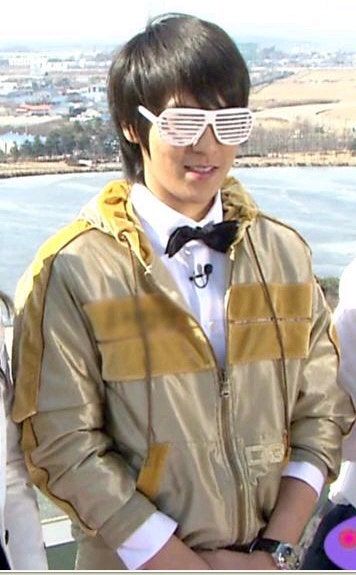 셔터 쉐이드 선글라스를 착용한 탑 / 이미지 출처: 유튜브 @YGEntertainment