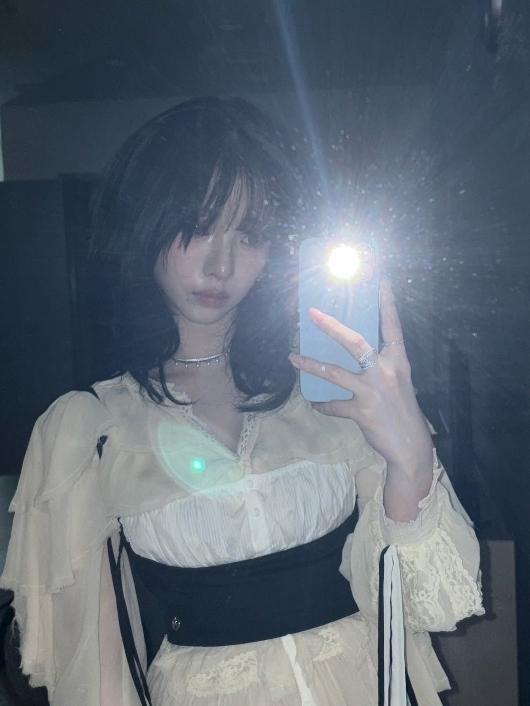 거울 셀카 찍는 카리나/ 출처: 에디터 인스타그램 