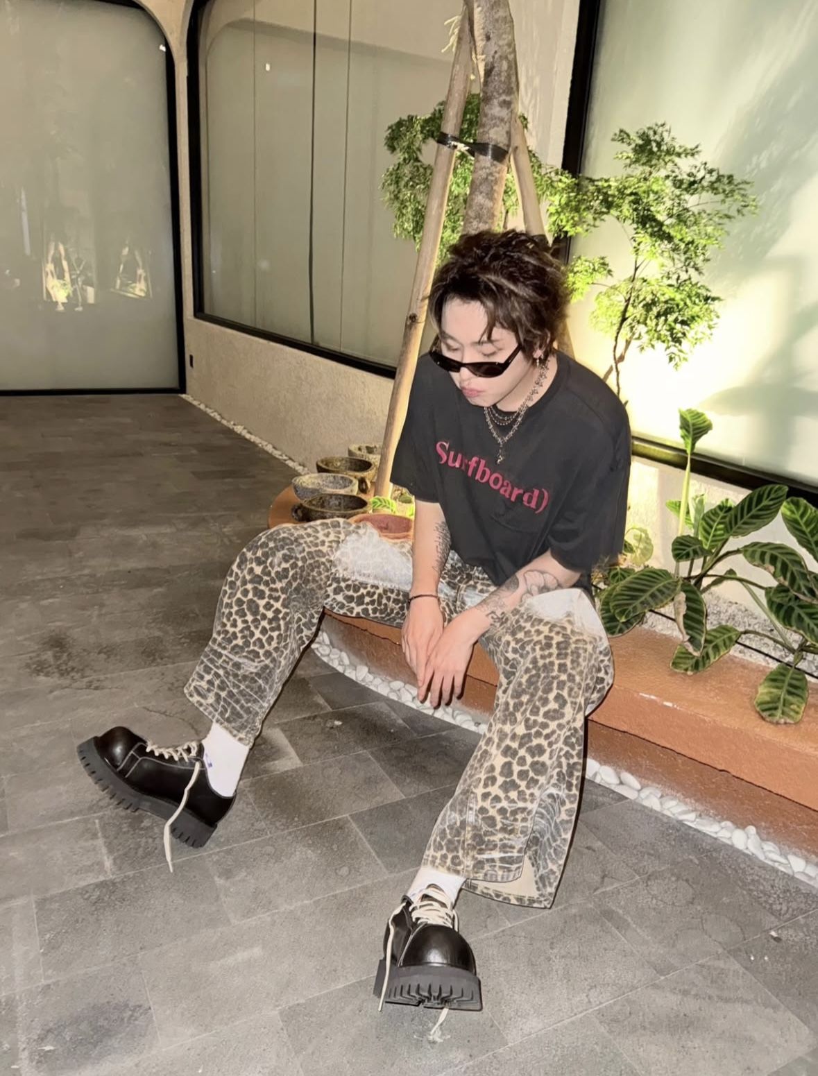 레오퍼드 워크 팬츠를 입고 자세를 취하는 지코 / 이미지 출처: 인스타그램 @woozico0914
