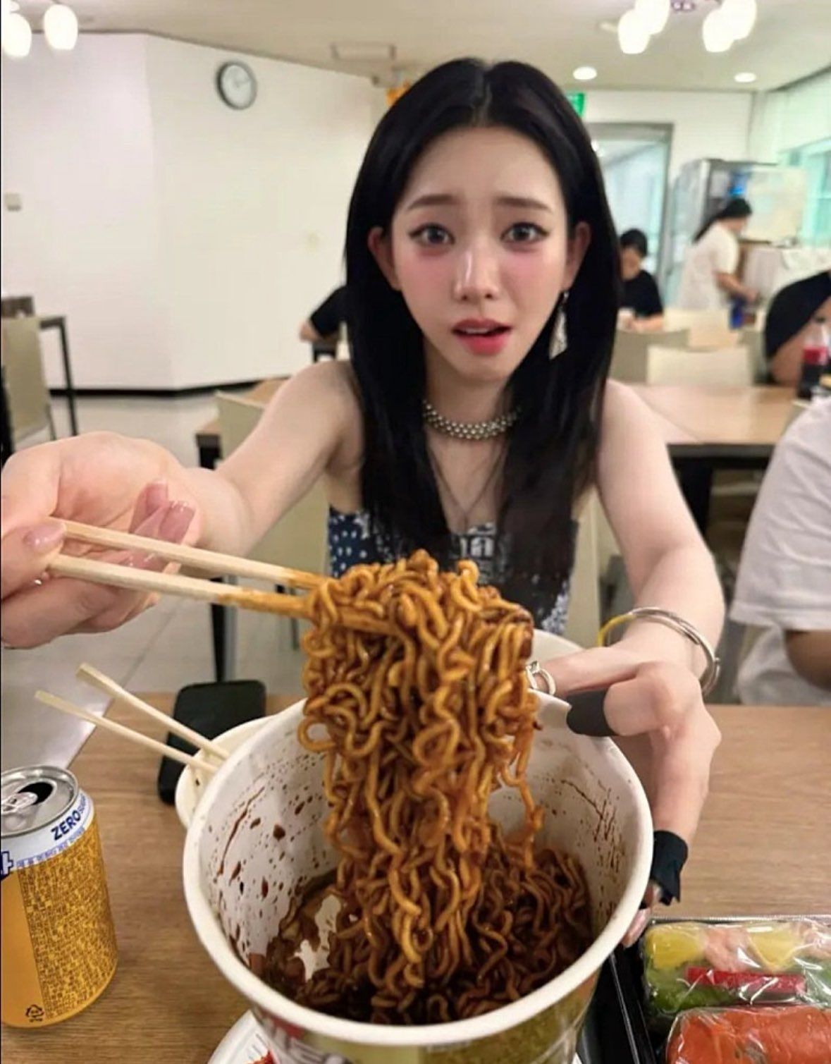 라면 먹는 카리나/ 출처: 에디터 직찍