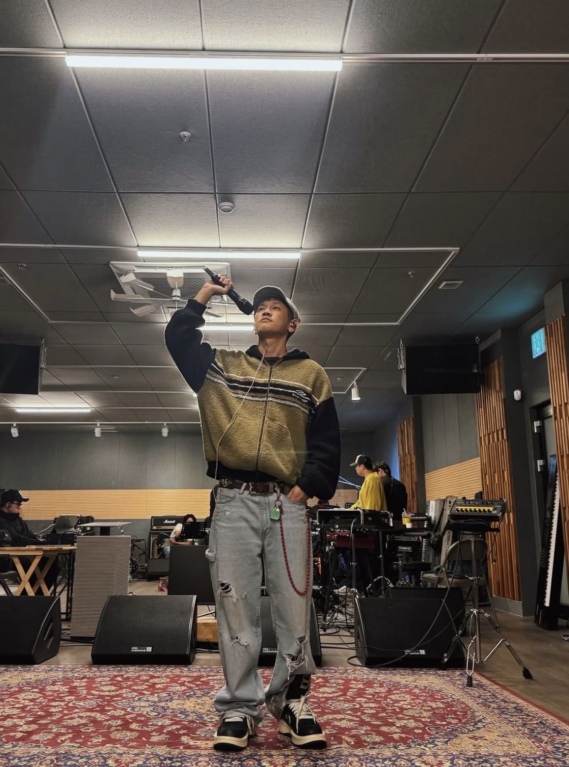 콘서트를 앞두고 합주실에서 사진을 찍은 크러쉬 / 이미지 출처: @crush9244