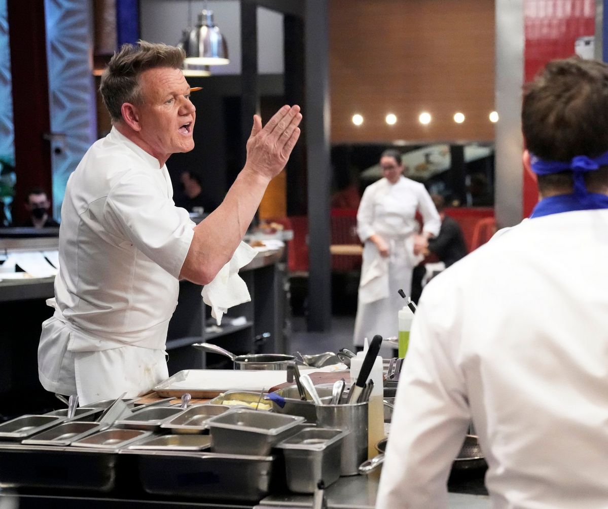 <헬스 키친> 고든 램지가 요리를 평가하고 있다. / 출처: 헬스 키친 공식 X