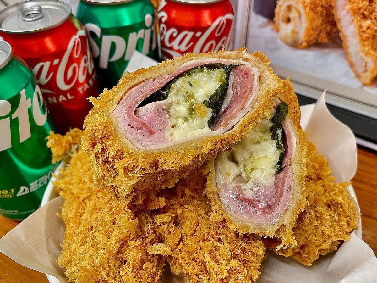 1라운드 흑수저 결정전에서 망원시장 히어로가 선보인 바삭마차의 할라피뇨&햄치즈롤까스. / 이미지 출처: 바삭마차 업체 인스타그램