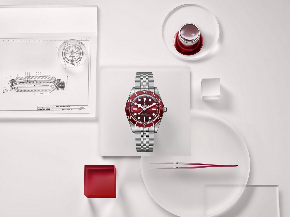 선-브러시드 레드 다이얼이 눈에 띄는 튜더 블랙 베이 58 버건디 / 이미지 출처 : 튜더 