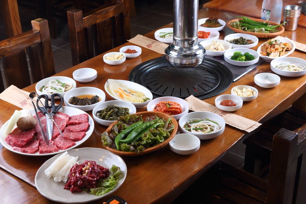 한상 가득 차려진 평창다래한우의 한우 구이 메뉴 I 이미지 출처: 네이버 플레이스 평창다래한우