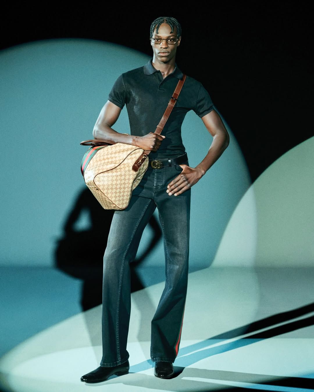 스트레이트 핏 데님으로 슬림핏 스타일링의 새로운 방향을 제시한 구찌 / 이미지 출처: 구찌 