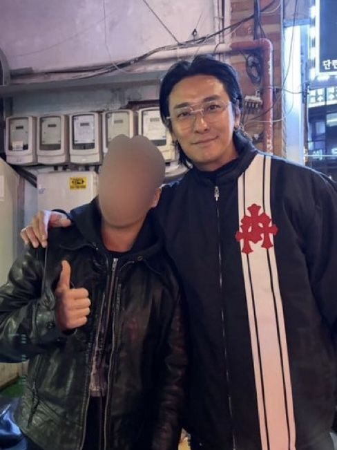 쉽게 볼 수 없는 크롬하츠 셔츠 스타일링의 주지훈 / 출처: 인스타그램 @tonyhong1004 , X 커뮤니티