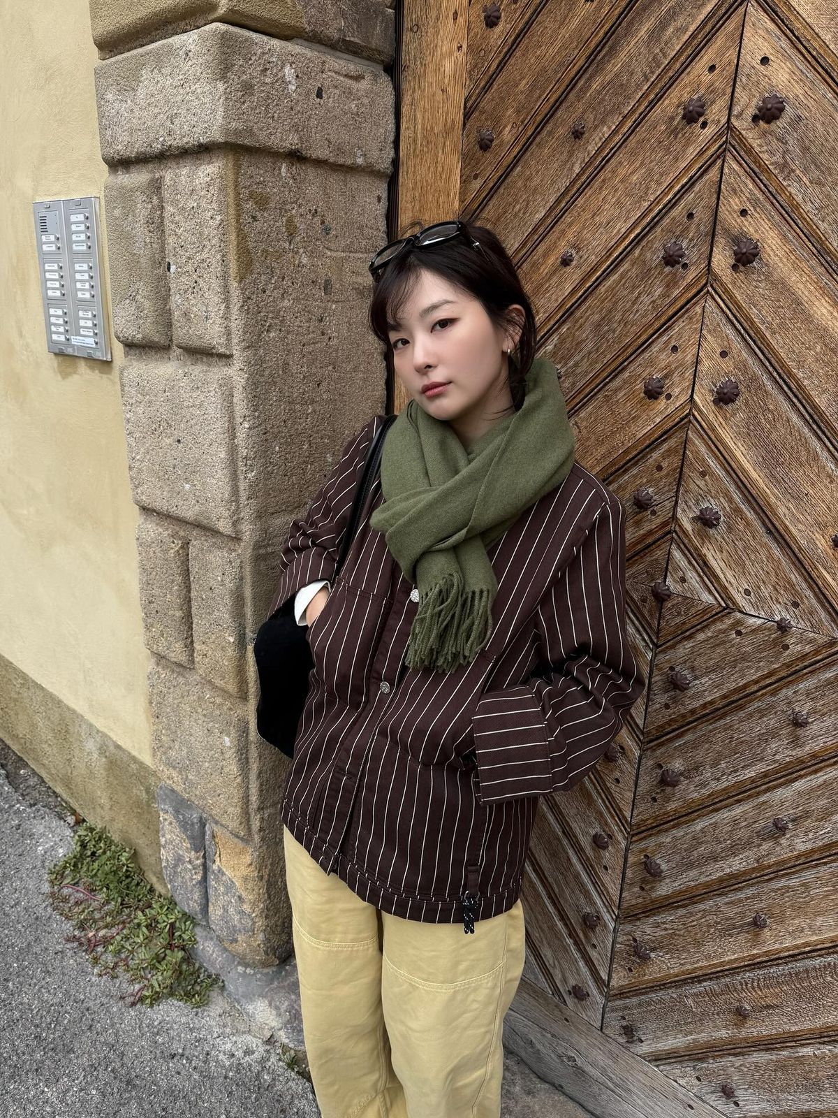 피스타치오 컬러 액세서리로 포인트를 준 슬기 / 출처: 인스타그램 @hi_sseulgi