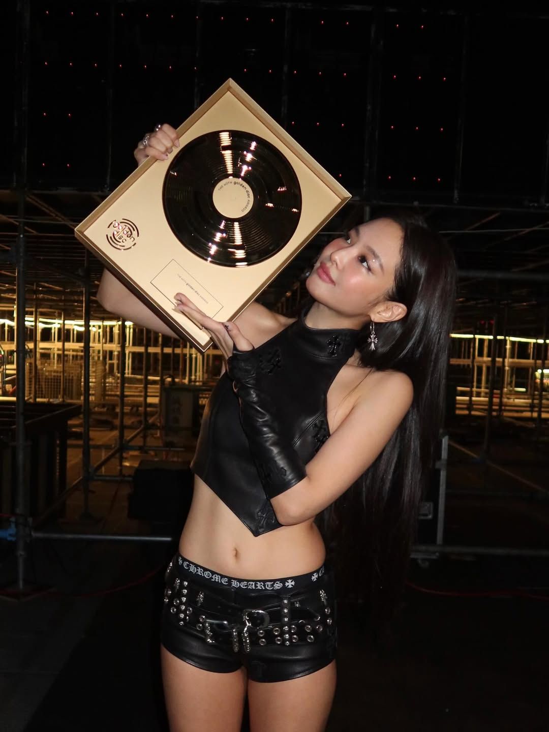 크롬하츠 커스텀 피스와 주얼리, 그리고 네일로 완성한 골든디스크 무대 / 출처: 인스타그램 @jennierubyjane