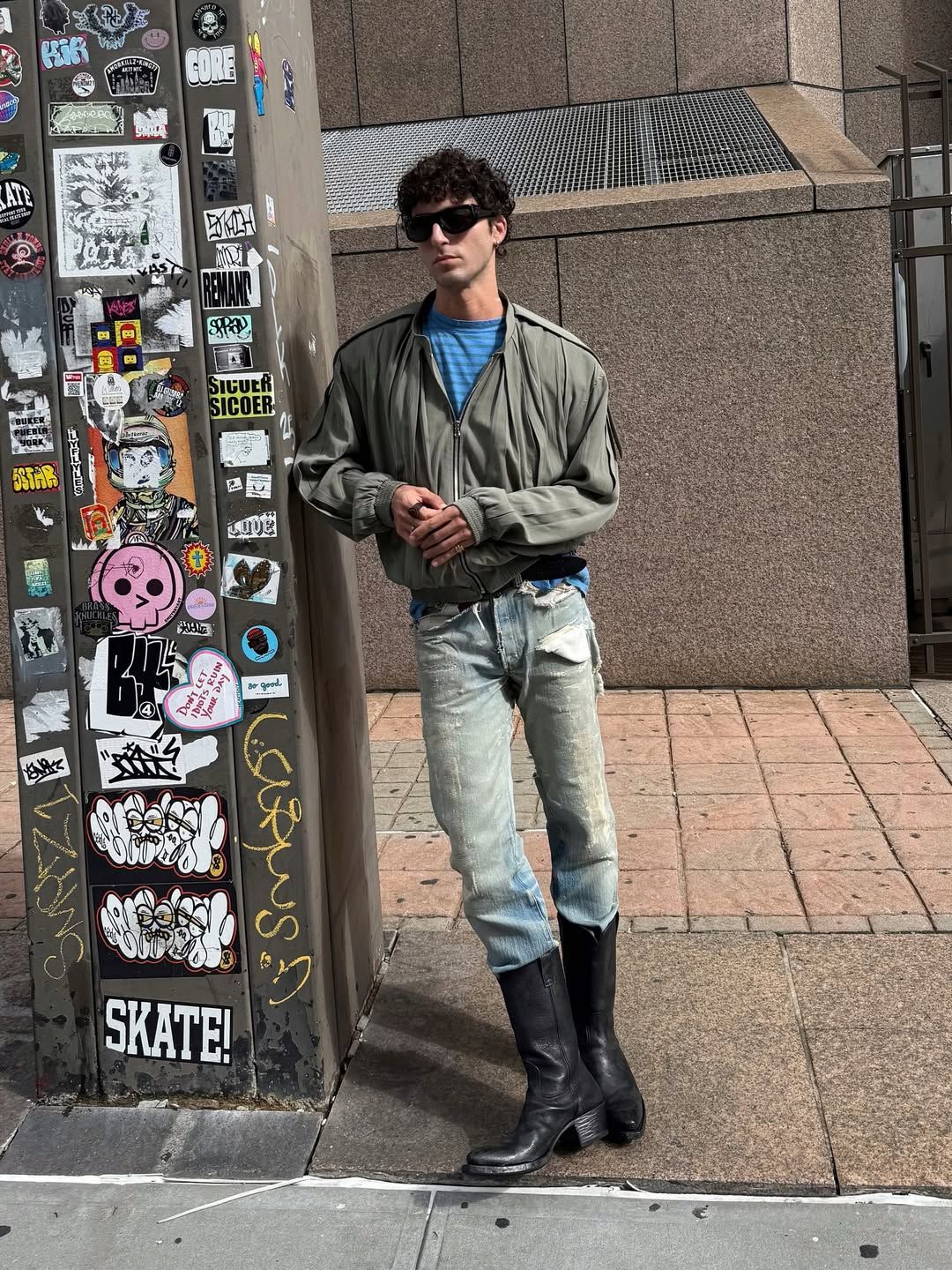 봄버 재킷과 데님 팬츠의 조합으로 슬림핏 스타일링을 완성한 스타일리스트 알렉산더 로스 / 이미지 출처: 인스타그램 @Alexander Roth