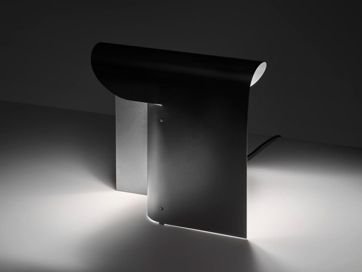 스테인리스강 한 장을 구부려 만든 폴 코넌의 테이블 조명. / 출처: 공식홈페이지