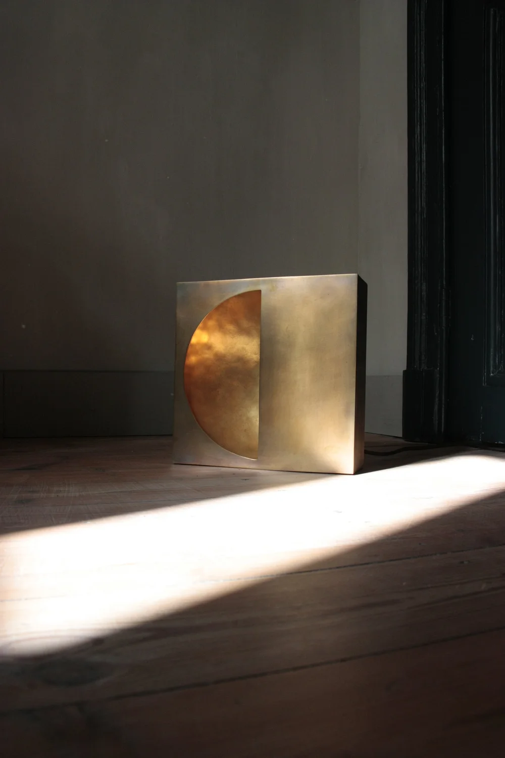 황동을 직접 손으로 두드려 만든 펠레그롬스의 조명. / 출처: 공식 홈페이지