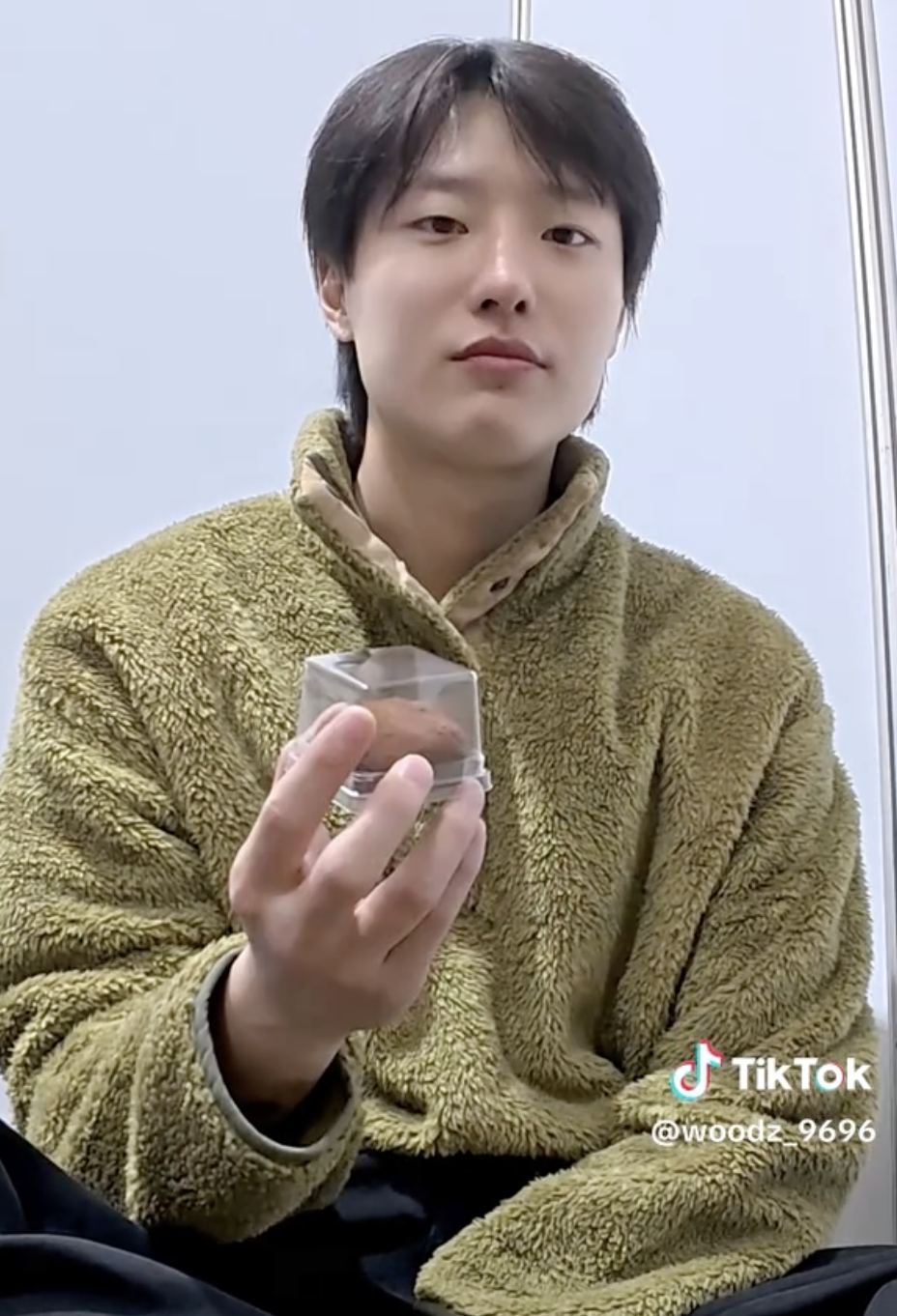 피스타치오 컬러와 카다이프 텍스처의 만남, 우즈 / 출처: 틱톡 @woodz_9696