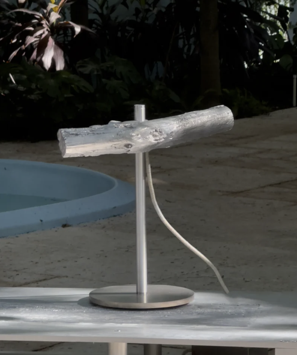 재활용 알루미늄으로 자연의 형상을 빚은 뷰로 파르소의 알루미늄 베니어 램프. / 출처: ADORNO