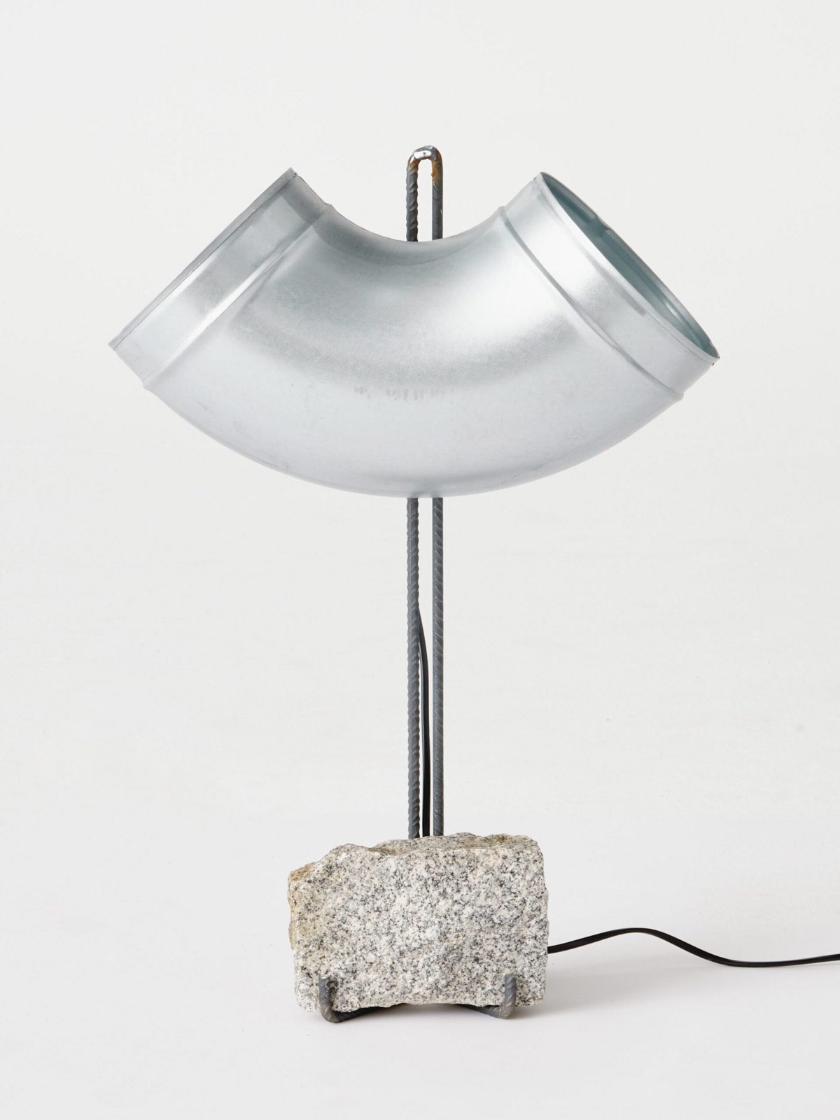 산업 현장에서 쓰이는 자재를 재해석한 루카스 무뇨즈의 테이블 조명. / 출처: 공식 홈페이지