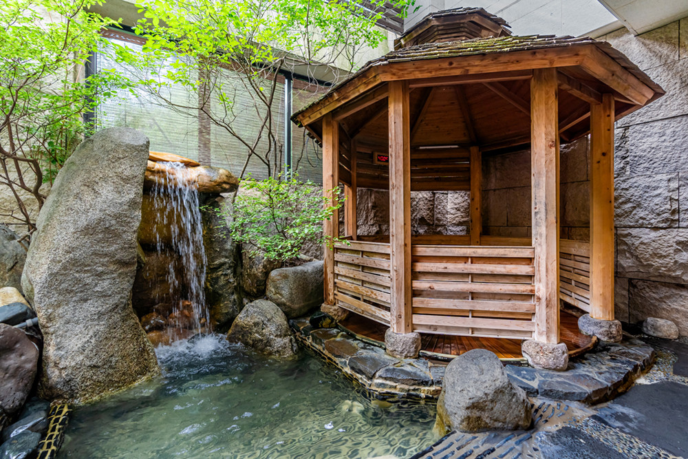 프리마스파의 매력은 히노끼, 온탕, 냉탕으로 구성된 노천탕이 있다는 점이다. | 이미지 출처: 네이버 업체 등록