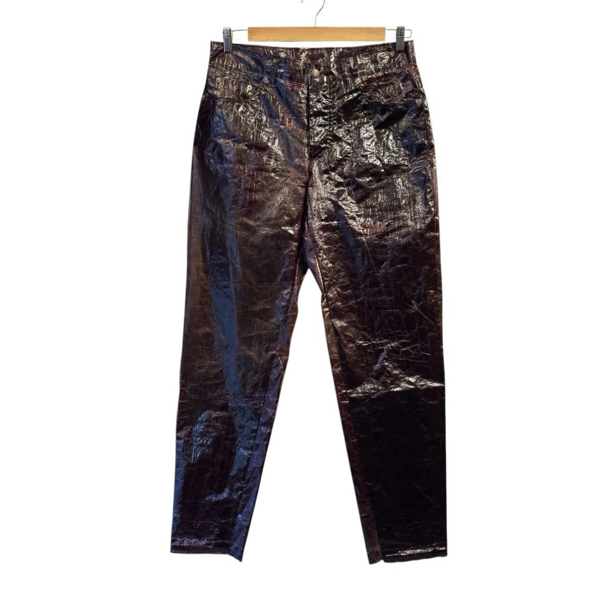 이자벨 마랑의 슬림 레그 혼합 비닐 팬츠 이미지 / 이미지 출처: 키스멧. 